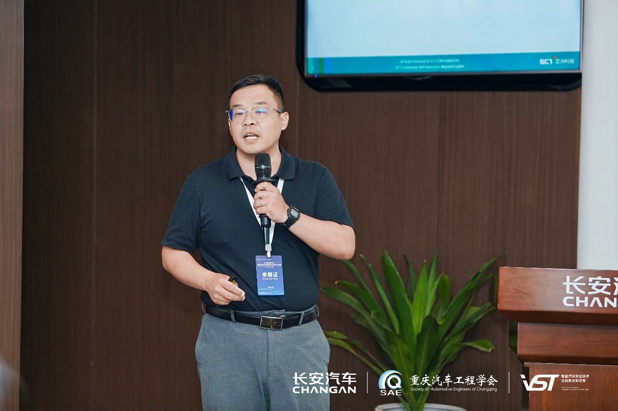 戴帽子的人在电视前AI 天生的内容可能不正确。